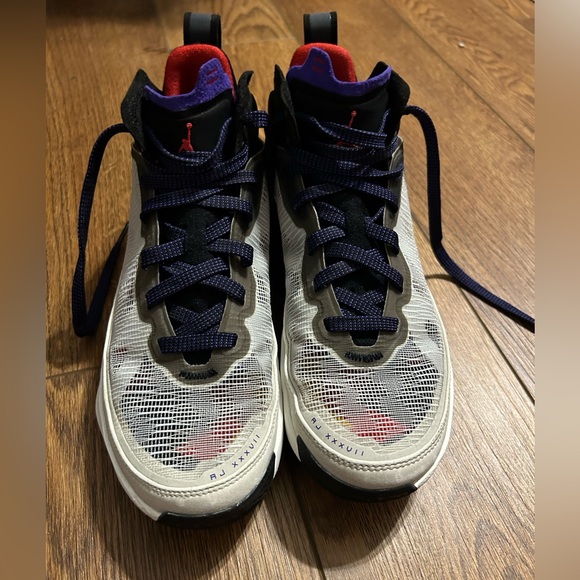 Air Jordan XXXVII (gs) size 5.5 basketball shoes (with box) - Picture 5 of 10